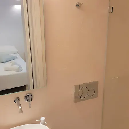 Lefteris מלון 2*